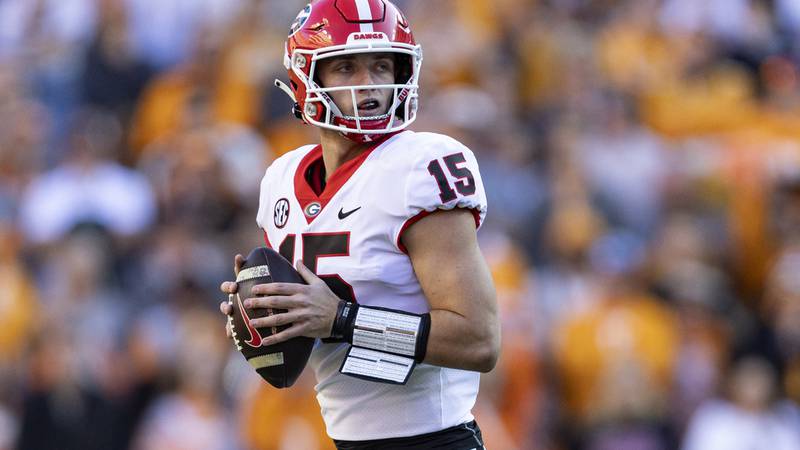 Georgia quarterback Carson Beck (15) looks for a receiver during the first half of an NCAA...